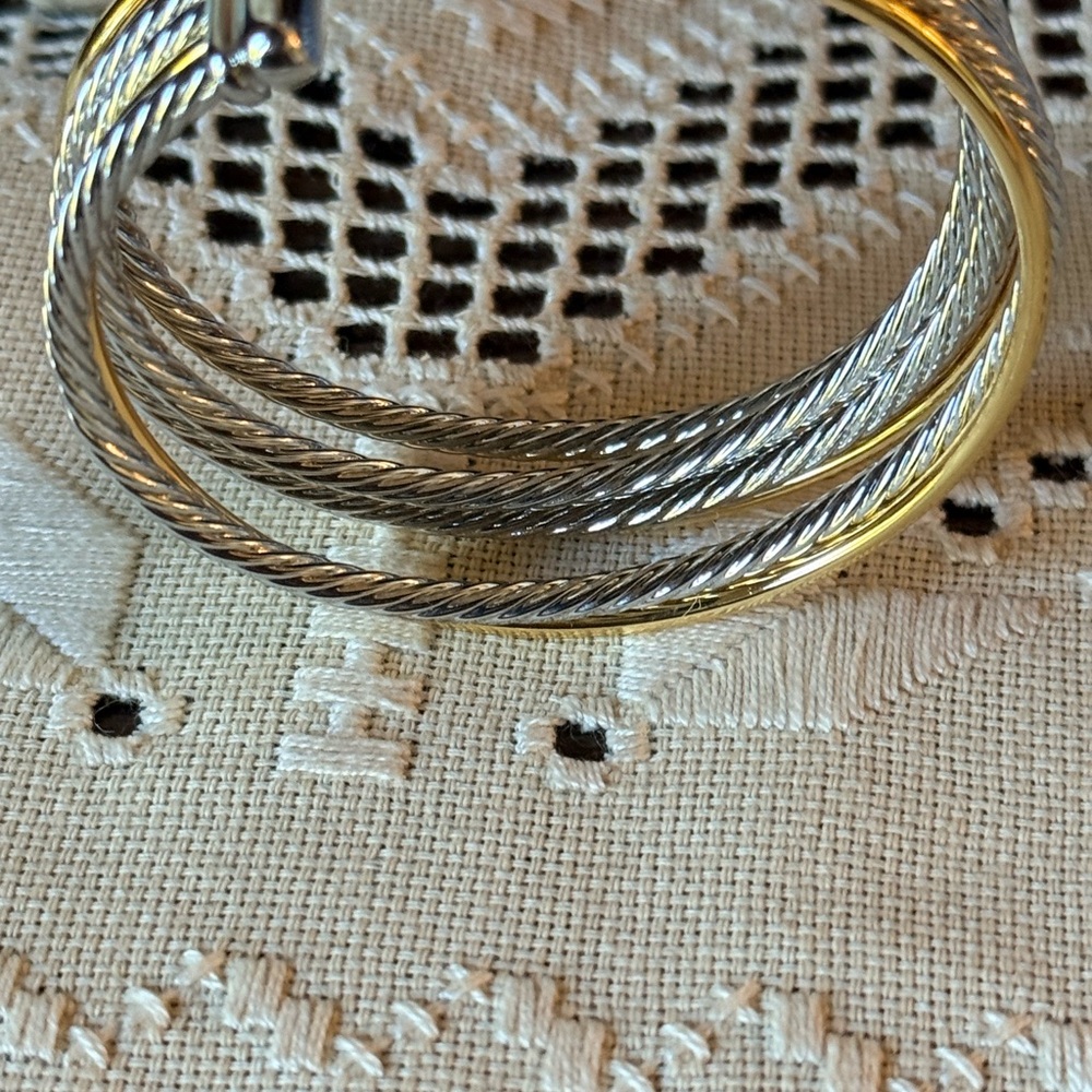 Fashion Bracelet.Cable design.not silver or gold.Only fashion wear. No designer - Picture 8 of 11